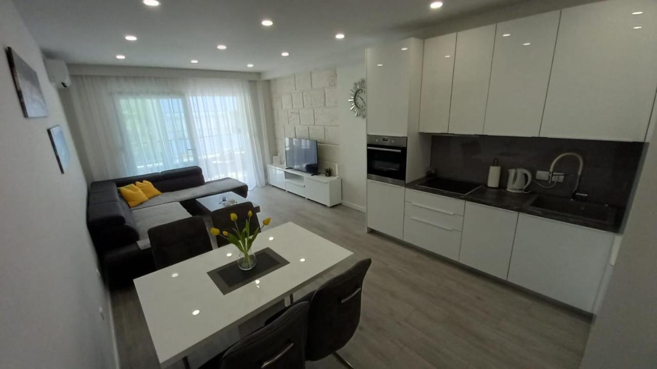 Lux Apartman Antonija Makarska Buitenkant foto